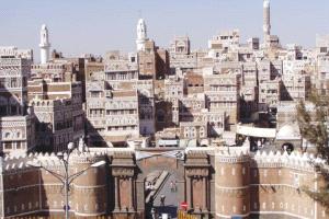 حريق يلتهم مصنعًا للمواد الغذائية الخفيفة شمال صنعاء ويتسبب بخسائر مادية كبيرة