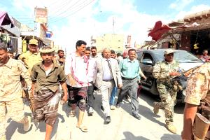 محافظ لحج يتفقد الحوطة ويطمئن المواطنين: الأوضاع مستقرة ويد الأمن لن تتهاون مع المخالفين