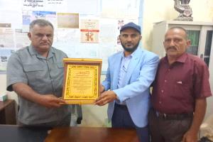 السلطة المحلية بمديرية حبيل جبر تكرم مؤسسة روابي ردفان بدرع التميز للعمل الخيري والإنساني 2025م