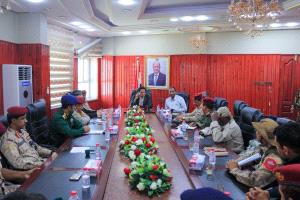 محافظ المهرة يؤكد أهمية التنسيق بين الوحدات العسكرية والأمنية