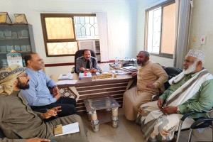 رئيس الدائرة الاجتماعية بمؤتمر حضرموت الجامع يستعرض مع رئيس اللجان المجتمعية في المكلا الجهود الميدانية لتعزيز الشراكة المجتمعية