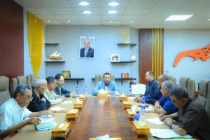 محافظ عدن يشدد على أهمية تحسين الخدمات والتعامل المسؤول مع إشكالية المياه والصرف الصحي