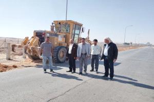 إدارة جمرك شحن تدشن أعمال الدك والرش لاكتاف الأسفلت بالطريق الرابط بين الحدود اليمنية العُمانية