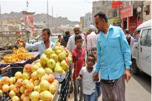 رواتب مؤجلة ومعاناة مستمرة: موظفو عدن ولحج وأبين يسألون… متى تُصرف رواتبنا المتأخرة؟