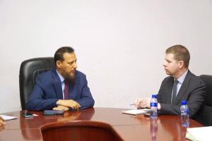 محافظ عدن يناقش مع مدير مكتب المبعوث سير إعادة تموضع القوات العسكرية واستئناف العملية السياسية وأهمية الحوار الجنوبي