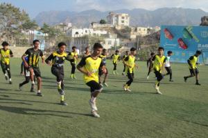 الفئات العمرية لنادي الصقر تستأنف تدريباتها بعد التوقف المدرسي