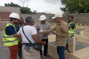 مدير مكتب صحة تبن يتفقد سير العمل في مشروع بناء المركز الصحي بقرية البيطرة