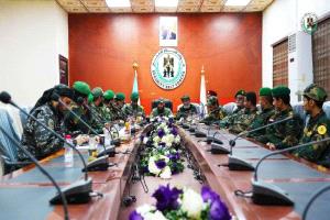 الوالي يترأس اجتماعًا أمنيًا لقادة الأحزمة الأمنية ويؤكد الجاهزية لتنفيذ توجيهات القيادة العليا