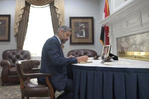 السفارة اليمنية في واشنطن تستقبل المعزّين بوفاة المناضل الكبير علي سالم البيض