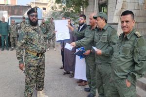 تكريم ( 3 ) جنود من شرطة الشعب بالبريقة نجحوا بضبط متهمين في قضية إختطاف طفلة من الحديدة إلى عدن