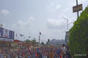 متظاهرون يؤدون صلاة الجمعة في ساحة العروض بخور مكسر قبيل تظاهرة تطالب بحل القضية الجنوبية