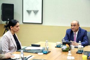 رئيس الوزراء يؤكد ان الحكومة لن تحيد عن مسؤولياتها في إنفاذ القرارات السيادية