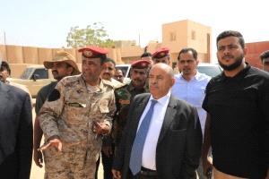 عضو مجلس القيادة الرئاسي الخنبشي يتفقد المواقع العسكرية المتضررة بمطار الريان
