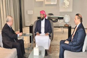 المحرّمي يلتقي مستشار رئيس مجلس القيادة الرئاسي عبد العزيز المفلحي