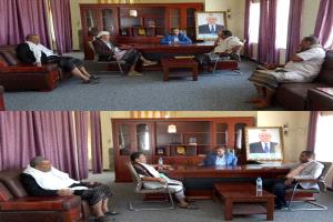 محافظ أبين يناقش مع مديري مودية وسباح تفعيل الأنشطة الخدمية في المديريتين