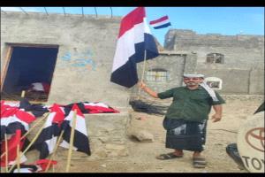 مواطنون في لحج يرفعون أعلام الجمهورية مجددًا بعد حظر استمر قرابة 10 سنوات