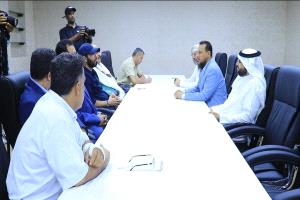 اجتماع مشترك للسلطة المحلية بعدن والتحالف العربي يناقش استقرار إمدادات الغاز والوقود وتحسين الخدمات