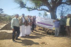 تعز.. مدير عام جبل حبشي يسلّم موقع تنفيذ مشروع تأهيل بئر مياه المظنونة لمقاول التنفيذ