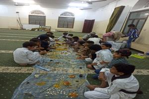 طعام ومحبة وقرآن… حكاية معلم قرآن  في مسجد  الشوكاني  بعدن