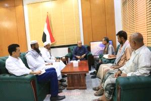 محافظ حضرموت يلتقي نقابة المعلمين ويؤكد أهمية تجاوز الخلافات والحفاظ على استقرار العملية التعليمية واستمرارها