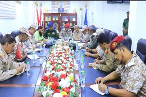 لقاء عسكري بعدن يناقش تنفيذ التوجيهات لتعزيز الأمن وإخراج المعسكرات من المدينة