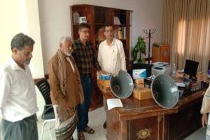 مدير عام مكتب الصحة بلحج يدشن توزيع أجهزة مكبرات الصوت لمكاتب الصحة بالمديريات