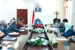 محافظ تعز يناقش الاجراءات المتعلقة بتعزيز أداء صندوق النظافة والتحسين بالمحافظة