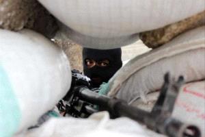 قناص حوثي يصيب مدنيًا في عمران وسط تصاعد الانتهاكات