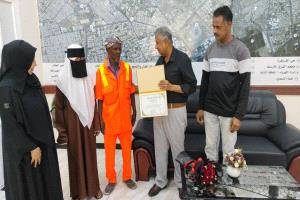 المهندس راشد يكرم عامل نظافة تقديراً لتفوق ابنته الدراسي