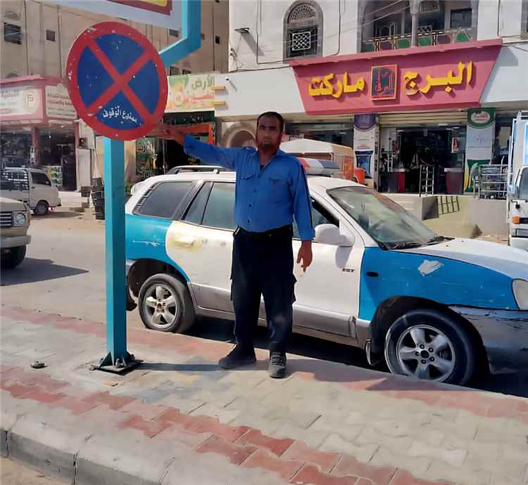 شرطة السير بمدينة عتق تبدأ تركيب لوحات "ممنوع الوقوف" في الشوارع العامة وتحذر المخالفين