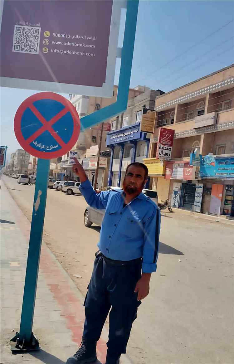 ​شرطة السير بـ "عتق" تبدأ تركيب لوحات منع الوقوف وتنذر المخالفين