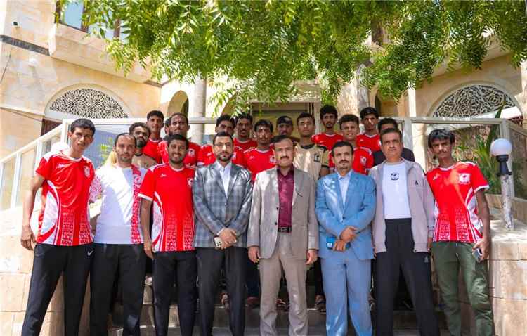 محافظ شبوة يكرّم فريق شباب مرخة بعد تأهله إلى دور الـ16 من بطولة كأس الجمهورية