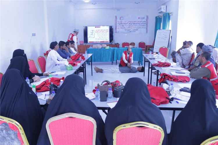الهلال الأحمر بالمهرة ينفذ دورة تدريبية تنشيطية في مجال الإسعافات الأولية لـ25 متطوعًا