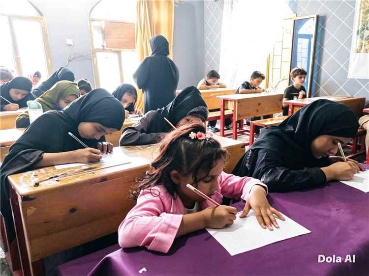 مؤسسة رؤية عدن للتنمية تختتم دورة الحروف الإنجليزية لـ22 طالبًا في البريقة