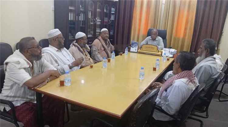 مدير عام غيل باوزير يناقش مع اللجنة العليا إعادة إحياء مشروع الزواج الجماعي
