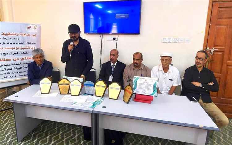 مدير عام شبام يختتم البرنامج التدريبي “وسيلتي من مخلفاتي.. كنوز من المهملات” ويشيد بمخرجاته الإبداعية بالمديرية