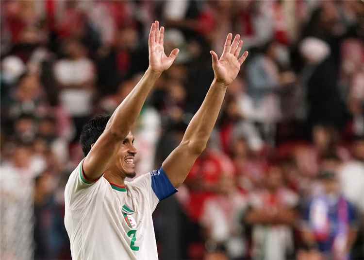 الجزائري ماندي يعلن اعتزاله دوليا