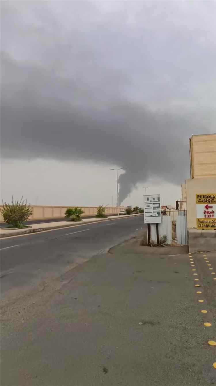 رويترز : الحوثيون يهاجمون مواقع نفطية سعودية على البحر الأحمر