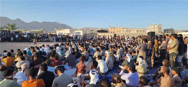 مدير عام الروضة يشارك فرحة العرسان ويقدم التهاني
