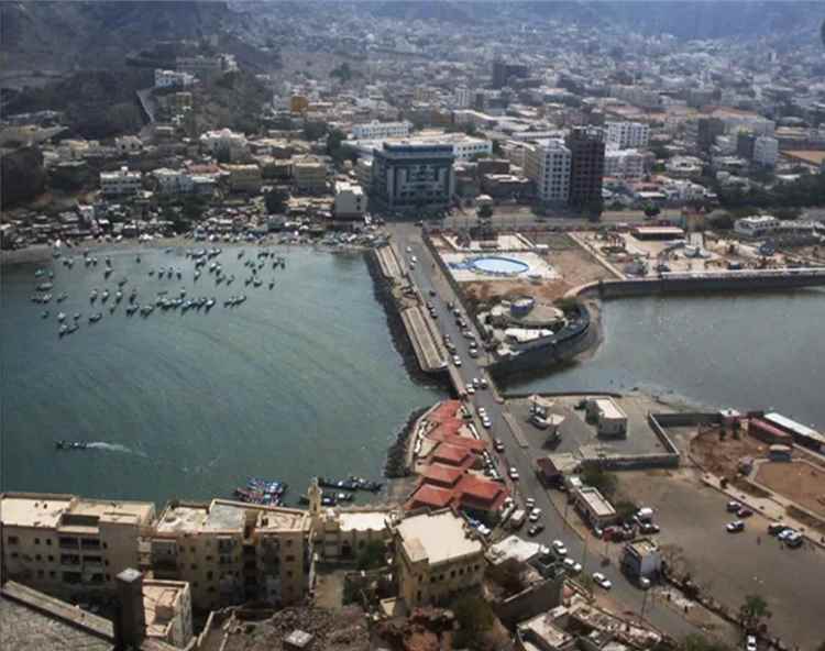 أطفال عدن يرفعون مناشدة مؤثرة: الحرارة تحاصر أجسادنا الصغيرة