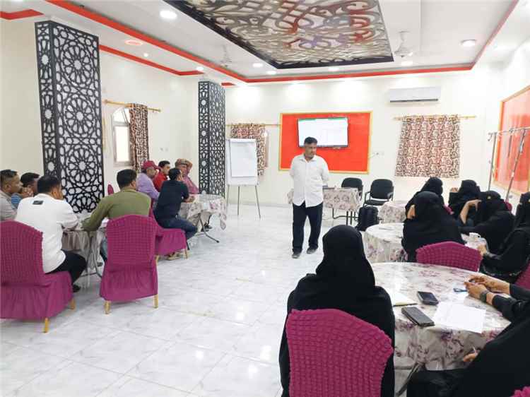 مؤسسة شباب أبين تنظم ورشة عمل لتطوير الأداء الإداري وتعزيز الانضباط الوظيفي