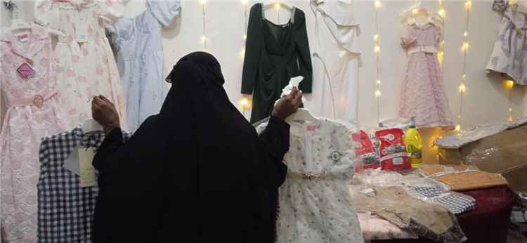 عدن.. "ذو النورين" و"بن شعيله" توزعان كسوة العيد ومواد غذائية على أسر شهداء شرطة السير