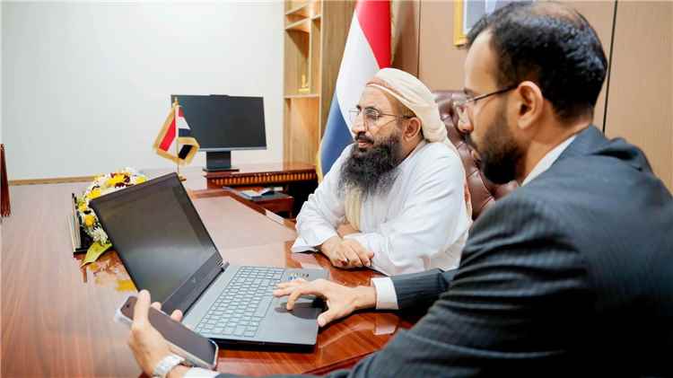 وزير الأوقاف يدشّن أول تأشيرة عمرة لموسم 1448هـ ويعلن انطلاق ترتيبات خدمة المعتمرين اليمنيين