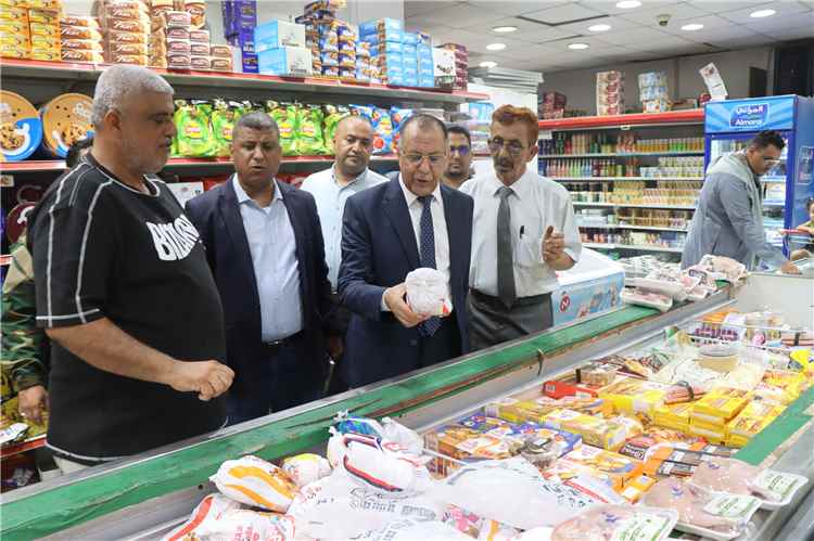 وزير الصناعة والتجارة يؤكد على الانضباط الوظيفي ومكافحة الفساد وينفذ نزولا ميدانيًا على المراكز التجارية بعدن