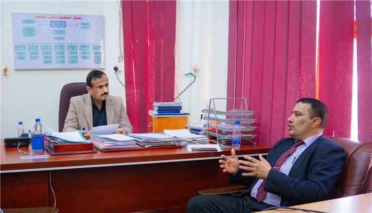 محافظ شبوة يبحث مع هيئة استكشاف النفط خارطة الحقول النفطية وآليات حماية مواردها.