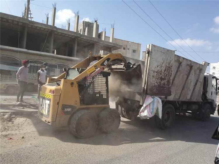مدير مالية التعزية يشيد بجهود صندوق النظافة في رفع المخلفات