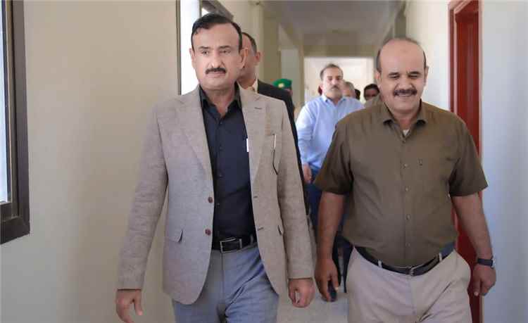 محافظ شبوة يتفقد مستوى الانضباط الوظيفي عقب إجازة عيد الأضحى المبارك 