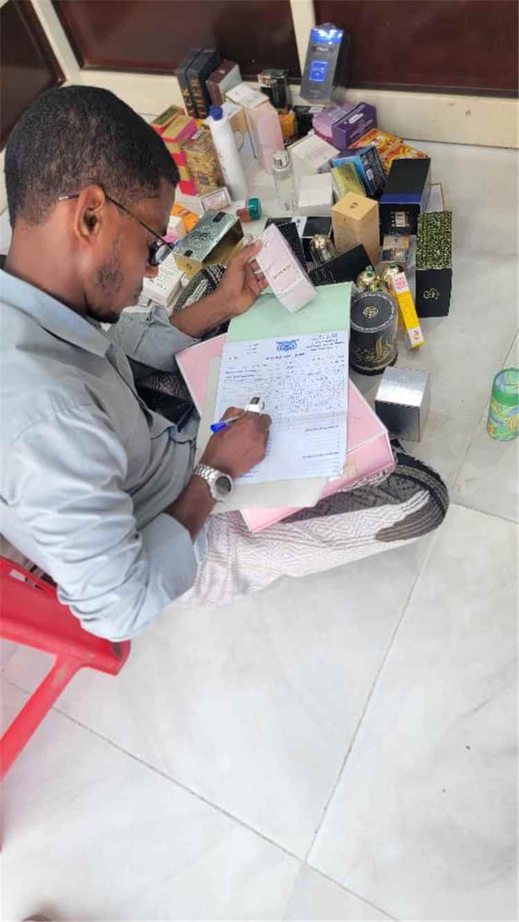 مكتب الصناعة والتجارة بمديرية الشحر يضبط مواد منتهية الصلاحية خلال حملة رقابية على الأسواق.