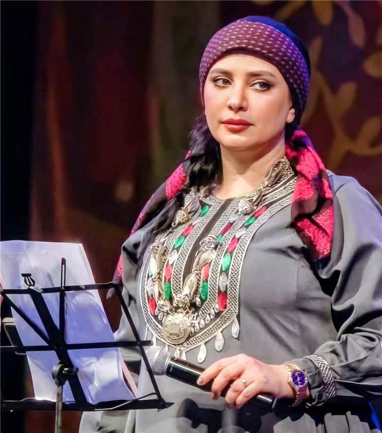 سهى المصري تتألق بالزي اليمني في أمسيات عيد الأضحى الفنية بمدينة المخا
