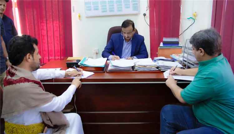 محافظ شبوة يشرف على توقبع عقود تنفيذ 5 مشاريع بواحد مليار و 57 مليون و 977 الف و350 ريال.